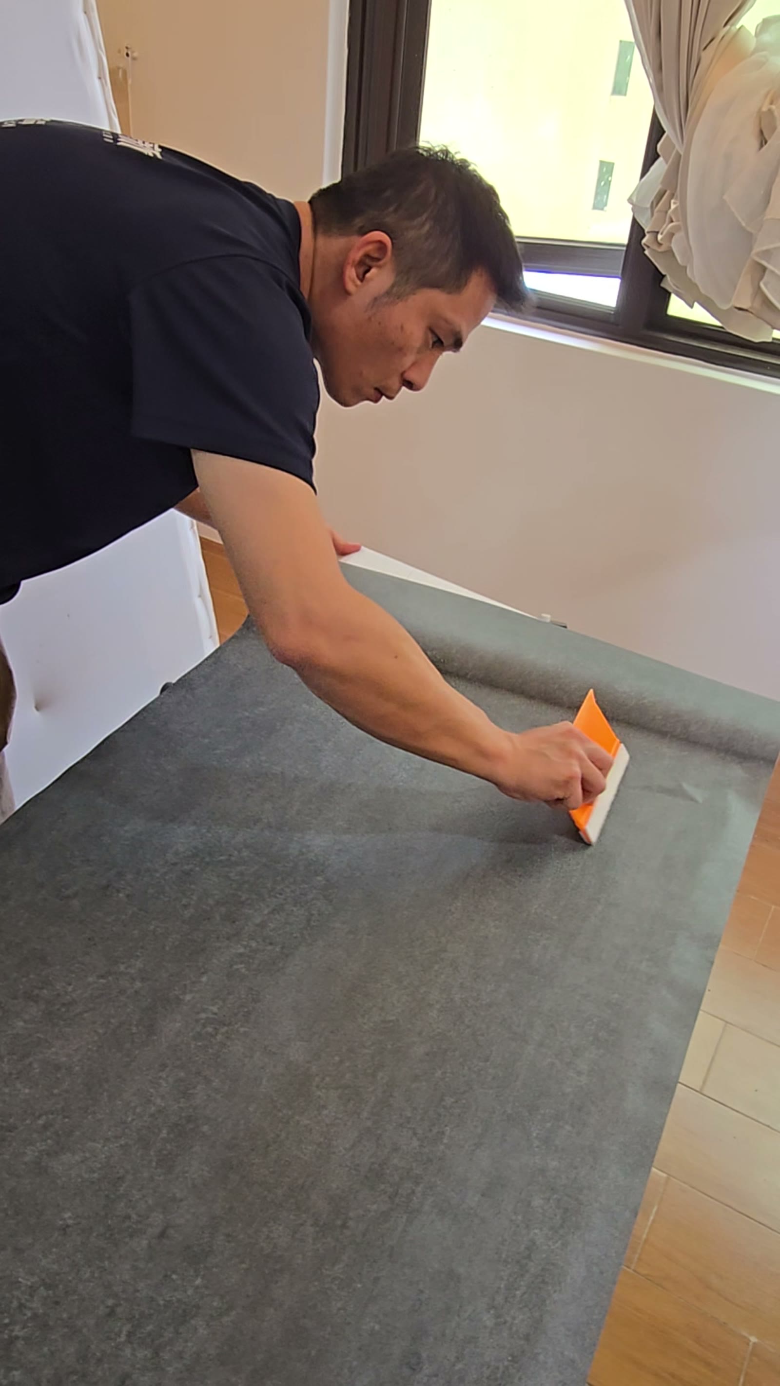 Squeegee technique close-up